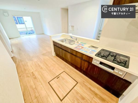 �L�b�`�� ��l�C�̑Ζʎ��V�X�e���L�b�`�����̗p���Ă��܂��I���Ƒ��̃R�~���j�P�[�V���������R�Ƒ�����݌v�ł��B
���q�l�ɂ��ڂ��͂��̂Ŋ������ł��ˁB�L�X�g���ĉ��K�ɍ�Ƃ��i�݂܂��B