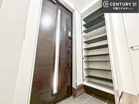 ���� �V���[�Y�{�b�N�X�t���Ȃ̂ŁA���ւ��Еt�����|�������₷���ł��I
�X�b�L���������ւŌ˂��J�����u�ԁA�������̂���S�n������Ԃ��o�}���Ă���܂��B