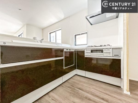 �L�b�`�� ��l�C�̑Ζʎ��V�X�e���L�b�`�����̗p���Ă��܂��I���Ƒ��̃R�~���j�P�[�V���������R�Ƒ�����݌v�ł��B
���q�l�ɂ��ڂ��͂��̂Ŋ������ł��ˁB���[�͂�����܂��I