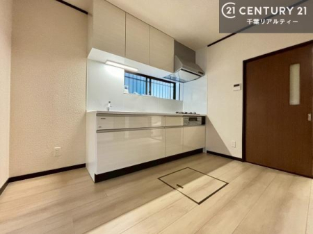 �L�b�`�� ��Ƃ肠�钲���X�y�[�X�ō�Ƃ����₷�����K�ȃL�b�`���ł��I
���q�l�ƈꏏ�ɂ��َq������y���߂�L�X�X�y�[�X�ł��B�y�����������ԂɂȂ肻���ł��ˁI