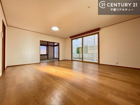 ���r���O ��؂ȉƑ����W�܂邩�炱��LDK�ɂ͂�����肽���B
�q�����������C�ɏ΂��Ȃ��瑖�����Ă���p�����������u�L���Ƃɂ��ėǂ������v�Ǝv���u�Ԃł��B