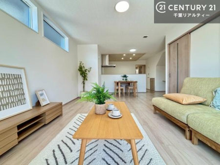 ���r���O �傫�ȑ����炽���Ղ�̗z���������閾�邢���r���O�B�J�����̂��郊�r���O�ŉƑ��c���̂��났�̎��Ԃ��߂����܂��B