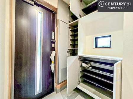 ���� �V���[�Y�{�b�N�X�t���Ȃ̂ŁA���ւ��Еt�����|�������₷���ł��I
�X�b�L���������ւŌ˂��J�����u�ԁA�������̂���S�n������Ԃ��o�}���Ă���܂��B
