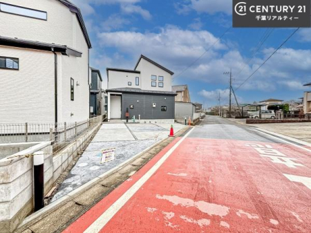 �O�ʓ��H�܂ތ��n�ʐ^ �O�ʓ��H�͍L�X�Ƃ��Ă���A�Ԃ̏o����������N���N�B�J�������ӂ�闧�n�ŁA���S���ĕ�点��Z�܂��ł��B