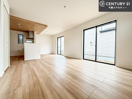 ���r���O �傫�ȑ����炽���Ղ�̗z���������閾�邢���r���O�B�J�����̂��郊�r���O�ŉƑ��c���̂��났�̎��Ԃ��߂����܂��B