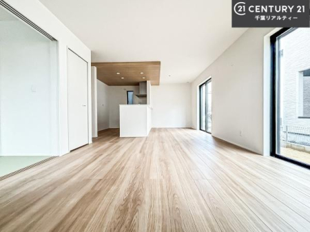 ���r���O �傫�ȑ����炽���Ղ�̗z���������閾�邢���r���O�B�J�����̂��郊�r���O�ŉƑ��c���̂��났�̎��Ԃ��߂����܂��B