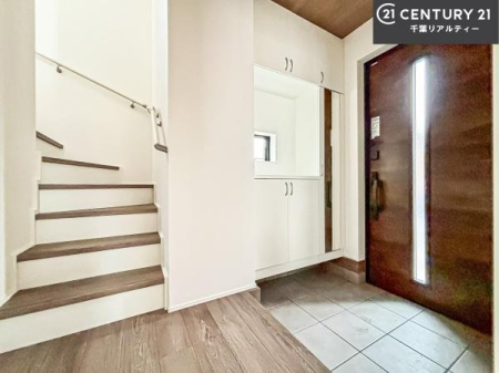 ���� �V���[�Y�{�b�N�X�t���Ȃ̂ŁA���ւ��Еt�����|�������₷���ł��I
�X�b�L���������ւŌ˂��J�����u�ԁA�������̂���S�n������Ԃ��o�}���Ă���܂��B