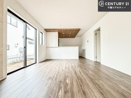 ���r���O �傫�ȑ����炽���Ղ�̗z���������閾�邢���r���O�B�J�����̂��郊�r���O�ŉƑ��c���̂��났�̎��Ԃ��߂����܂��B