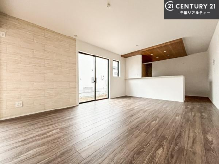 ���r���O �傫�ȑ����炽���Ղ�̗z���������閾�邢���r���O�B�J�����̂��郊�r���O�ŉƑ��c���̂��났�̎��Ԃ��߂����܂��B