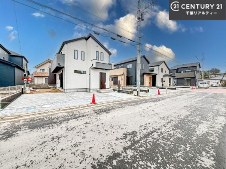 �O�ʓ��H�܂ތ��n�ʐ^ �O�ʓ��H�͍L�X�Ƃ��Ă���A�Ԃ̏o����������N���N�B�J�������ӂ�闧�n�ŁA���S���ĕ�点��Z�܂��ł��B