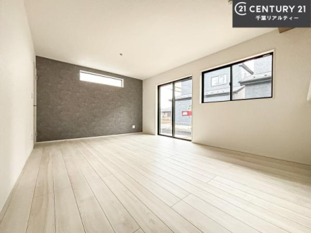 ���r���O �傫�ȑ����炽���Ղ�̗z���������閾�邢���r���O�B�J�����̂��郊�r���O�ŉƑ��c���̂��났�̎��Ԃ��߂����܂��B