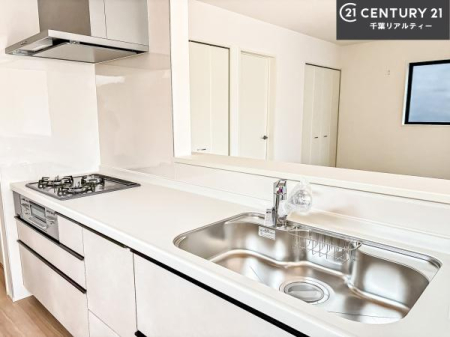 �L�b�`�� ��l�C�̑Ζʎ��V�X�e���L�b�`�����̗p���Ă��܂��I���Ƒ��̃R�~���j�P�[�V���������R�Ƒ�����݌v�ł��B
���q�l�ɂ��ڂ��͂��̂Ŋ������ł��ˁB�L�X�g���ĉ��K�ɍ�Ƃ��i�݂܂��B