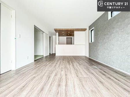 ���r���O �傫�ȑ����炽���Ղ�̗z���������閾�邢���r���O�B�J�����̂��郊�r���O�ŉƑ��c���̂��났�̎��Ԃ��߂����܂��B