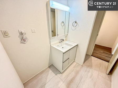 ���ʑ�E���ʏ� �O�ʋ��d�l�̐��ʏ��́A�g�����Ȃ݂����₷������I���͎��[�ɂȂ��Ă��܂��B�h���C���[�₨���ϓ����Еt������̂Ő��ʑ������X�b�L���ƌ����邱�Ƃ��o���܂��I