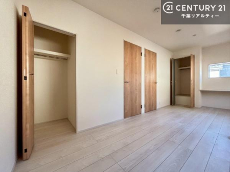 �q������ �������ɐ݂���ꂽ����J�E���^�[�́A�e�����[�N�₨�q���܂̊w�K�X�y�[�X�A��̍�Ƒ�Ƃ��Ċ���B�֎q��u�������ŁA�v���C�x�[�g�ȃ��[�N�R�[�i�[���������܂��B