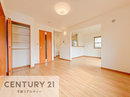 ���r���O �傫�ȑ����炽���Ղ�̗z���������閾�邢���r���O�B�J�����̂��郊�r���O�ŉƑ��c���̂��났�̎��Ԃ��߂����܂��B�Ƒ��݂�Ȃ̏Ί�̑�����LDK�ɂȂ肻���ł��ˁI