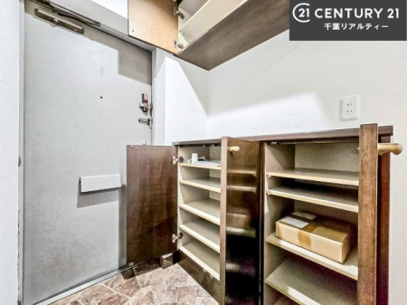 ���� �V���[�Y�{�b�N�X�t���Ȃ̂ŁA���ւ��Еt�����|�������₷���ł��I
�X�b�L���������ւŌ˂��J�����u�ԁA�������̂���S�n������Ԃ��o�}���Ă���܂��B
