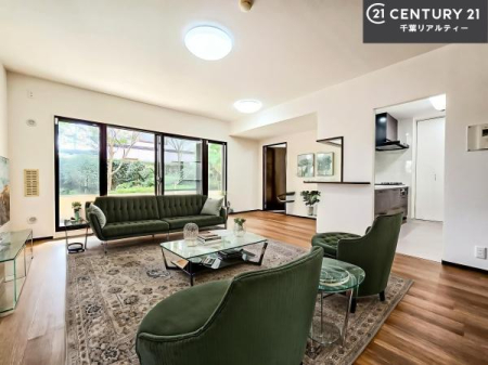 ���r���O �Ƌ��CG�p�[�X�ł��B�S�n�ǂ����r���O�͉Ƒ������R�ƏW�܂�܂��B�Ƒ��c�R�̎��Ԃ����������ł��B���Ƒ��ƁA����w�[���������Ԃ��߂��������ł��ˁB���邭�J���I�ȋ�Ԃł��B