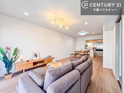 ���r���O �傫�ȑ����炽���Ղ�̗z���������閾�邢���r���O�B�J�����̂��郊�r���O�ŉƑ��c���̂��났�̎��Ԃ��߂����܂��B