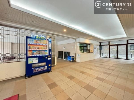 ���r�[ ���r�[�͖��邭�J���������ς��ł��B����������������āA�o�}���Ă���܂��B
