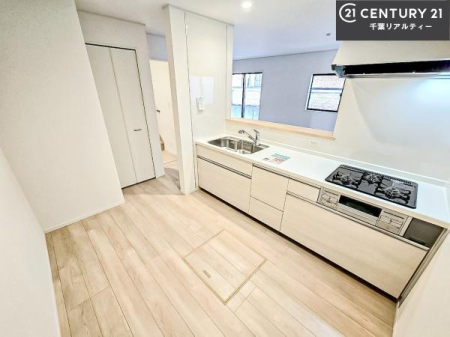 �L�b�`�� ��Ƃ肠�钲���X�y�[�X�ō�Ƃ����₷�����K�ȃL�b�`���ł��I
���q�l�ƈꏏ�ɂ��َq������y���߂�L�X�X�y�[�X�ł��B�y�����������ԂɂȂ肻���ł��ˁI