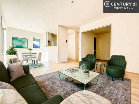 ���r���O �Ƌ��CG�p�[�X�ł��B�D�����z���܂肪���r���O����ł���ċ��S�n�̗ǂ���Ԃ����o���Ă���܂��I
���R�ƉƑ����W����b��������S�n�悢��ԁI