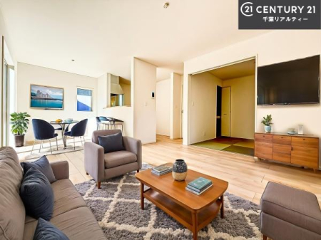 ���r���O �Ƌ��CG�p�[�X�ł��I�S�n�ǂ����r���O�͉Ƒ������R�ƏW�܂�܂��B�Ƒ��c�R�̎��Ԃ����������ł��B���Ƒ��ƁA����w�[���������Ԃ��߂��������ł��ˁB�㕔�����Ŗ��邭�J���I�ȋ�Ԃł��B