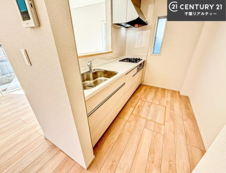 �L�b�`�� ��l�C�̑Ζʎ��V�X�e���L�b�`�����̗p���Ă��܂��I���Ƒ��̃R�~���j�P�[�V���������R�Ƒ�����݌v�ł��B
���q�l�ɂ��ڂ��͂��̂Ŋ������ł��ˁB�L�X�g���ĉ��K�ɍ�Ƃ��i�݂܂��B