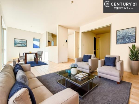 ���r���O �Ƌ��CG�p�[�X�ł��B��؂ȉƑ����W�܂邩�炱��LDK�ɂ͂�����肽���B
�q�����������C�ɏ΂��Ȃ��瑖�����Ă���p�����������u�L���Ƃɂ��ėǂ������v�Ǝv���u�Ԃł��B