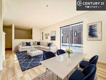 ���r���O �Ƌ��CG�p�[�X�ł��I�S�n�ǂ����r���O�͉Ƒ������R�ƏW�܂�܂��B�Ƒ��c�R�̎��Ԃ����������ł��B���Ƒ��ƁA����w�[���������Ԃ��߂��������ł��ˁB�㕔�����Ŗ��邭�J���I�ȋ�Ԃł��B