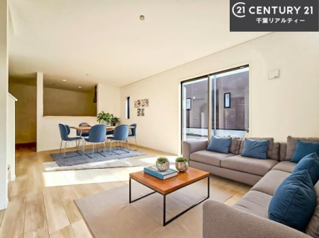 ���r���O �Ƌ��CG�p�[�X�ł��B��؂ȉƑ����W�܂邩�炱��LDK�ɂ͂�����肽���B
�q�����������C�ɏ΂��Ȃ��瑖�����Ă���p�����������u�L���Ƃɂ��ėǂ������v�Ǝv���u�Ԃł��B