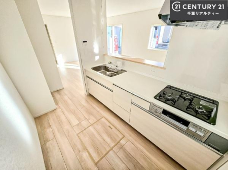 �L�b�`�� ��Ƃ肠�钲���X�y�[�X�ō�Ƃ����₷�����K�ȃL�b�`���ł��I
���q�l�ƈꏏ�ɂ��َq������y���߂�L�X�X�y�[�X�ł��B�y�����������ԂɂȂ肻���ł��ˁI