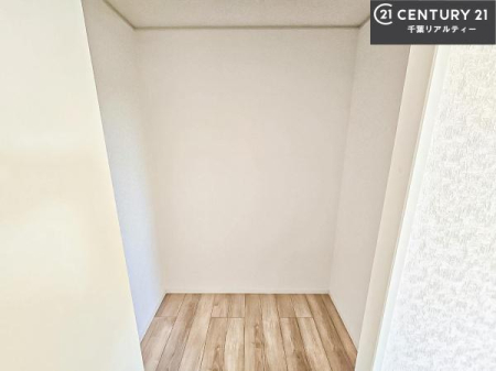 ���[ �E�H�[�N�C���N���[�[�b�g�t���ł��B��������̂��m���Ȃǂ����[���Ă��������ł��ˁI���ɂ���@�������ȂǋG�ߕ��̑傫�ȉƓd�����[�ł��܂��B