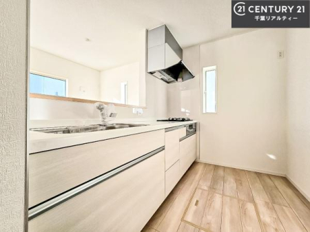 �L�b�`�� ��l�C�̑Ζʎ��V�X�e���L�b�`�����̗p���Ă��܂��I���Ƒ��̃R�~���j�P�[�V���������R�Ƒ�����݌v�ł��B
���q�l�ɂ��ڂ��͂��̂Ŋ������ł��ˁB�L�X�g���ĉ��K�ɍ�Ƃ��i�݂܂��B