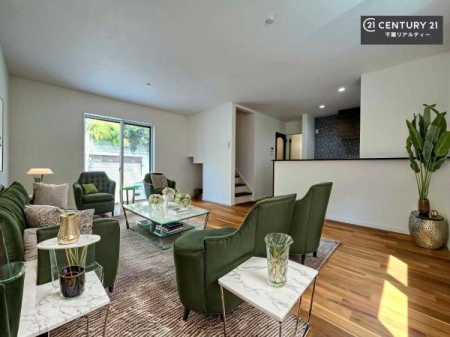 ���r���O �Ƌ��CG�p�[�X�ł��B�J�����̂���L�XLDK�I�\�t�@�[��_�C�j���O�e�[�u����u���Ă������ɂȂ�Ȃ��̂ŉ��K�ɉ߂����܂��I�R�~���j�P�[�V���������₷�����r���O�ł��I