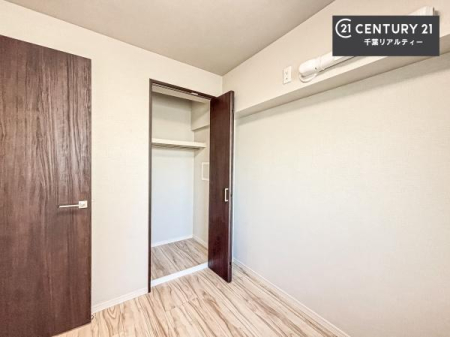 �q������ ���[�X�y�[�X���������Ă���A�ߗނ₨������A�w�p�i�Ȃǂ��������萮���ł��܂��B���������L���g���邽�߁A���K�Ő������Z��Ԃ��������܂��B