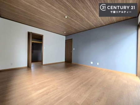 �m�� �����Ղ�Ɗm�ۂ��ꂽ���[�X�y�[�X���A���X�̕�炵�ɂ�Ƃ�𐶂ݏo���܂��B�G�߂��̂���p�i�̃X�g�b�N�Ȃǂ��X�b�L�����܂�A�������͂��ł��������萮�R�I