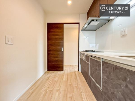 �L�b�`�� ��Ƃ肠�钲���X�y�[�X�ō�Ƃ����₷�����K�ȃL�b�`���ł��I
���q�l�ƈꏏ�ɂ��َq������y���߂�L�X�X�y�[�X�ł��B