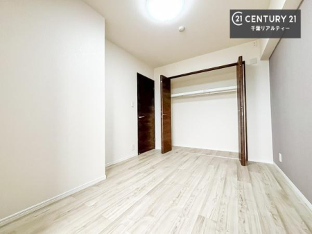 �q������ ���[�X�y�[�X�����t���Ă���̂ŁA�}�ȗ��q���ł��U�炩��������������T�b�ƕЂÂ����đ�ϕ֗��ł��I�ǖʂ��L�X���Ă���̂ŁA�׋�����x�b�h�̒u����ɍ���܂���I