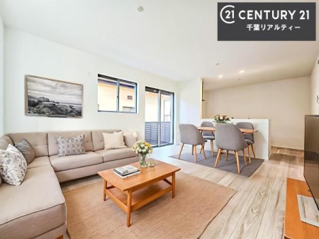 ���r���O �Ƌ��CG�p�[�X�ł��B�傫�ȑ����炽���Ղ�̗z���������閾�邢���r���O�B�J�����̂��郊�r���O�ŉƑ��c���̂��났�̎��Ԃ��߂����܂��B