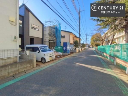 �O�ʓ��H�܂ތ��n�ʐ^ �O�ʓ��H�͍L�X�Ƃ��Ă���A�Ԃ̏o����������N���N�B�J�������ӂ�闧�n�ŁA���S���ĕ�点��Z�܂��ł��B