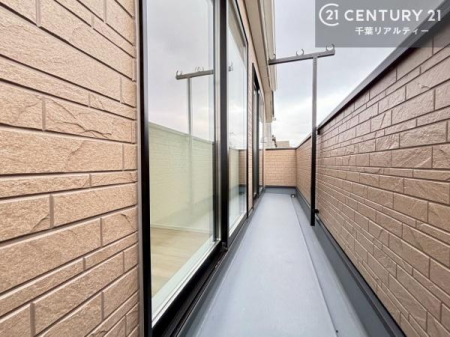 �o���R�j�[ 2��������o���郏�C�h�o���R�j�[�́A�Ƒ����ꂼ�ꂪ���R�Ɏg����J�������ӂ�鉮�O�X�y�[�X�B�����K�[�f�j���O�ɂ��֗��ł��B