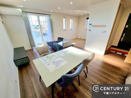 ���r���O �傫�ȑ����炽���Ղ�̗z���������閾�邢���r���O�B�J�����̂��郊�r���O�ŉƑ��c���̂��났�̎��Ԃ��߂����܂��B