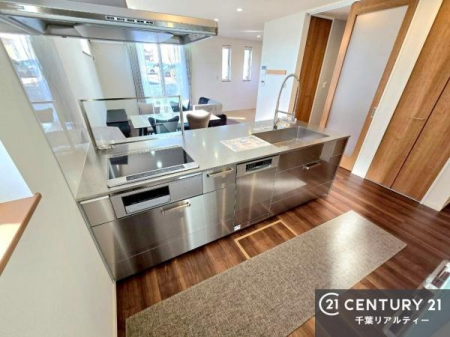 �L�b�`�� ��l�C�̑Ζʎ��V�X�e���L�b�`�����̗p���Ă��܂��I���Ƒ��̃R�~���j�P�[�V���������R�Ƒ�����݌v�ł��B
���q�l�ɂ��ڂ��͂��̂Ŋ������ł��ˁB�L�X�g���ĉ��K�ɍ�Ƃ��i�݂܂��B