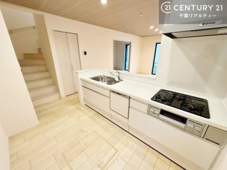 �L�b�`�� ��l�C�̑Ζʎ��V�X�e���L�b�`�����̗p���Ă��܂��I���Ƒ��̃R�~���j�P�[�V���������R�Ƒ�����݌v�ł��B
���q�l�ɂ��ڂ��͂��̂Ŋ������ł��ˁB���[�͂�����܂��I