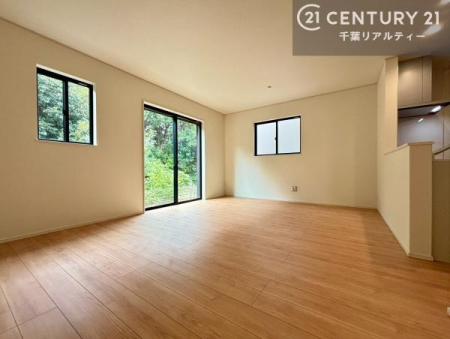 ���r���O �傫�ȑ����炽���Ղ�̗z���������閾�邢���r���O�B�J�����̂��郊�r���O�ŉƑ��c���̂��났�̎��Ԃ��߂����܂��B