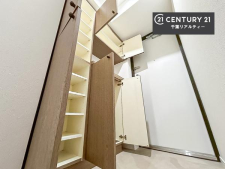 ���� �V���[�Y�{�b�N�X�t���Ȃ̂ŁA���ւ��Еt�����|�������₷���ł��I
�X�b�L���������ւŌ˂��J�����u�ԁA�������̂���S�n������Ԃ��o�}���Ă���܂��B
