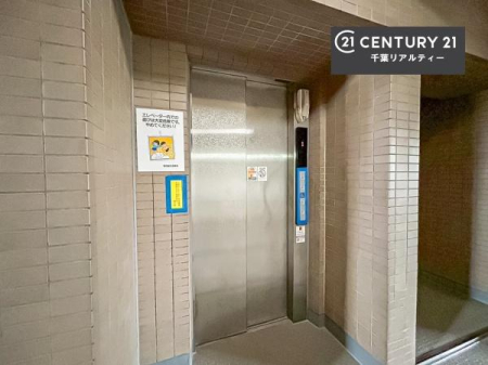 ���̑����p�� �G���x�[�^�[�����̃}���V�����ŁA�d���ו���x�r�[�J�[�̈ړ������K�B�����̐��������X���[�Y�ɂȂ�܂��B