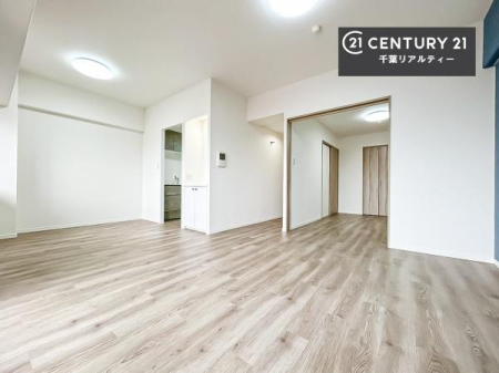 ���r���O �傫�ȑ����炽���Ղ�̗z���������閾�邢���r���O�B�J�����̂��郊�r���O�ŉƑ��c���̂��났�̎��Ԃ��߂����܂��B