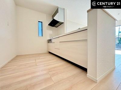 �L�b�`�� �L�b�`���ɂ͏���������A���R������荞�݂Ȃ��犷�C���X���[�Y�B���邭���K�Ȓ�����Ԃ��������Ă��܂��B���C����������ł��܂��I